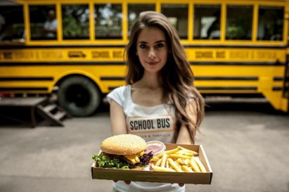 food truck show, food truck catering, school bus burger, amerikai iskolabusz, burger, hamburger, street food, mozgó büfé, gyorsétterem, amerikai busz, sárga busz, yellow, Budapest